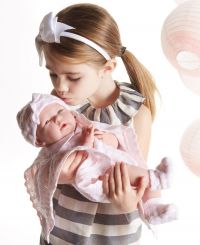 Реалистичная новорожденная девочка в пледике La Newborn Pretty